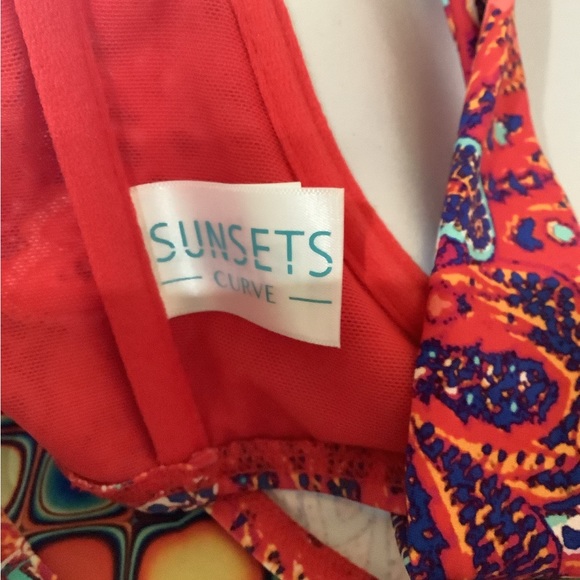 Sunsets bikini curve  top red blue turquoise size 18, large CD cup…nice …color - Picture 4 of 13